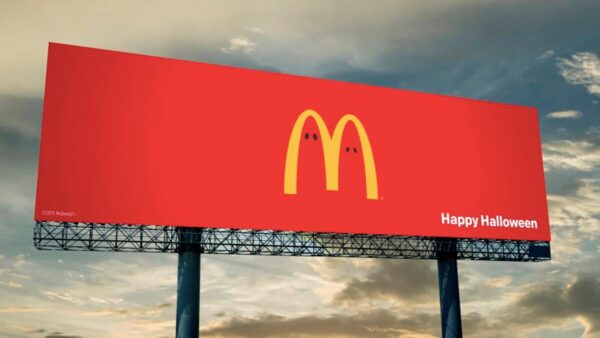 mcdonalds-cria-outdoor-minimalista-para-o-halloween_oohplay