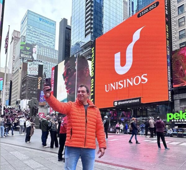 A Universidade do Vale do Rio dos Sinos, Unisinos, no dia 4 desse mês e o Young Founders apareceram no telão da Times Square.